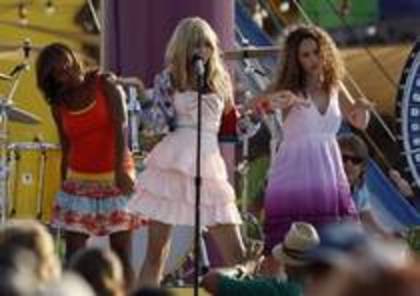 normal_hannah-montana-movieFM_