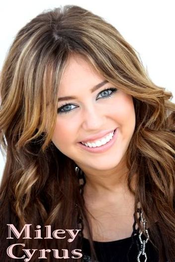 2010-MILEY-CYRUS-WALL