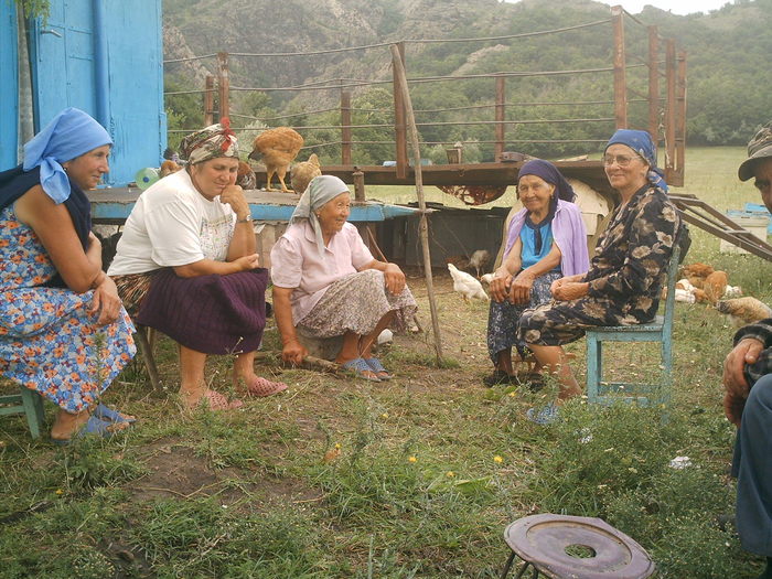 IMAG0022; La taifas cu apicultoarele din Turcoaia
