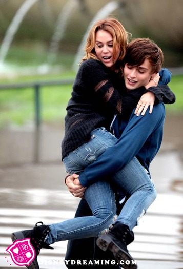 Miley-Cyrus-Douglas-Booth-Filming