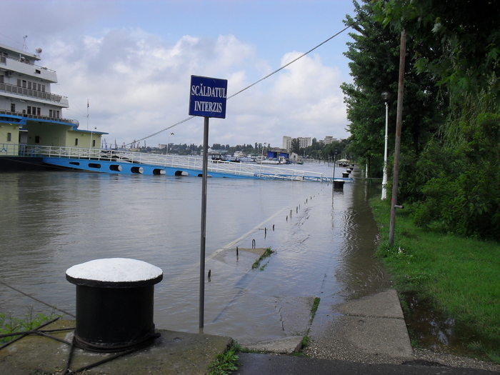 SDC11124; Faleza inundata
