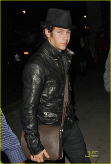 Nick-Jonas-in-London-nick-jonas-17189960-832-1222 - In London-Lex miz visit