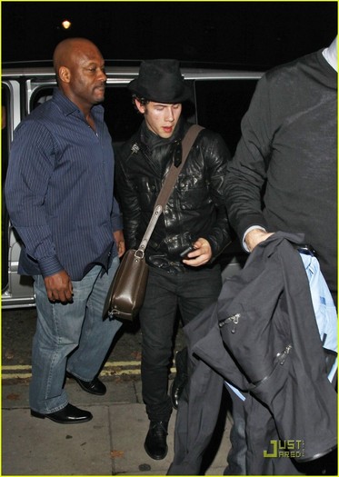 Nick-Jonas-in-London-nick-jonas-17190088-868-1222 - In London-Lex miz visit