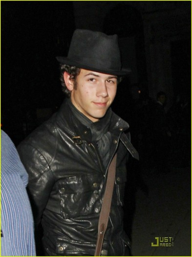 Nick-Jonas-in-London-nick-jonas-17190127-915-1222 - In London-Lex miz visit