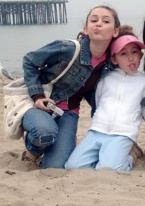 miley-cyrus_dot_com-beach-sister-1