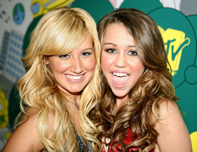 Ashley---Miley-ashley-tisdale-and-miley-cyrus-161969_725_560 - Miley Cyrus si Ashley Tisdale