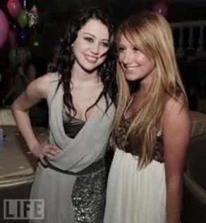 images - Miley Cyrus si Ashley Tisdale