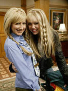 ashley si miley - Miley Cyrus si Ashley Tisdale
