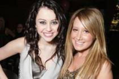 MILEY SI ASHLEY - Miley Cyrus si Ashley Tisdale