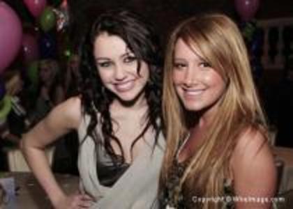 SZIWEQKUGIAXHAXLGHC - Miley Cyrus si Ashley Tisdale