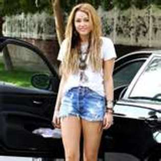 miley in pantaloni scurti