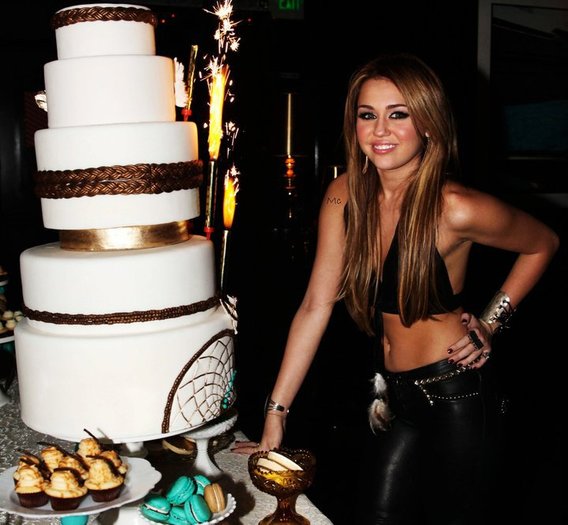 187 - Ziua Lui Miley Cyrus de 18 Ani