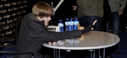  - 2010 My Worlds Signing at El Corte Ingles Store - Madrid Spain - November 29th