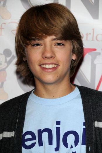 cole-sprouse-kiss-fan-01 - cole sprouse si ezel