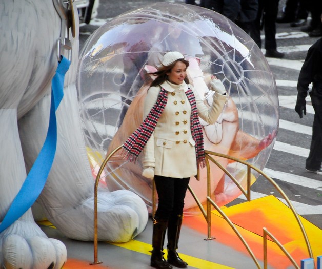 Miley_Cyrus_at_the_Macy%27s_Thanksgiving_Day_Parade - poze cu miley cyrus 10