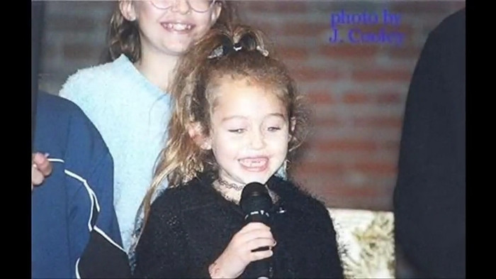 MRC_BZ_-_Child_Photos_283929 - Miley childhood pictures-00