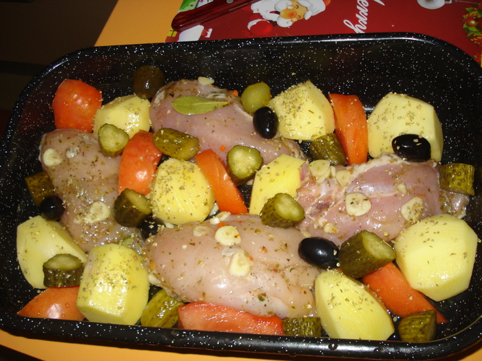 FRIPTURA DE PUI CU LEGUME SI MASLINE
