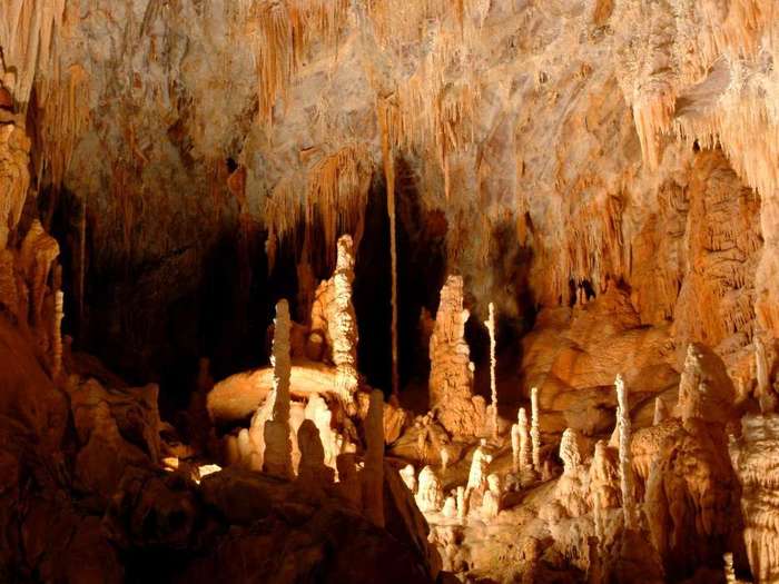 Abis_gigantic_cu_stalactite_si_stalagmite_Franta[1] - poze din natura