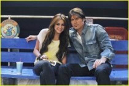 Hannah-Montana-Forever-Episode-6-Been-Here-All-Along-hannah-montana-15053445-400-267