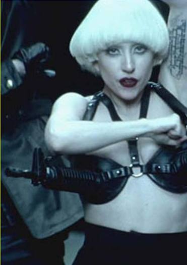 lady-gaga-alejandro-video-premiere[1]