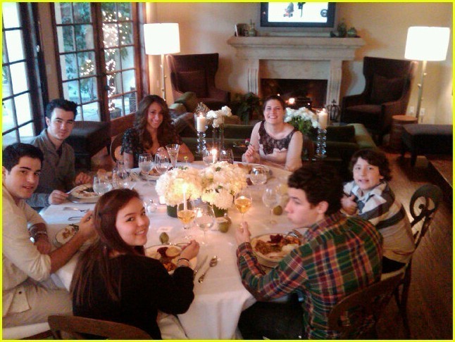 Jonas-Family-Thanks-Giving-Pics-nick-jonas-17326467-646-486 - Family on Thanksgiving