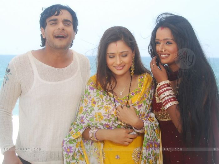 33146-alekh-sadhana-and-ragini-in-a-beach-in-kerala