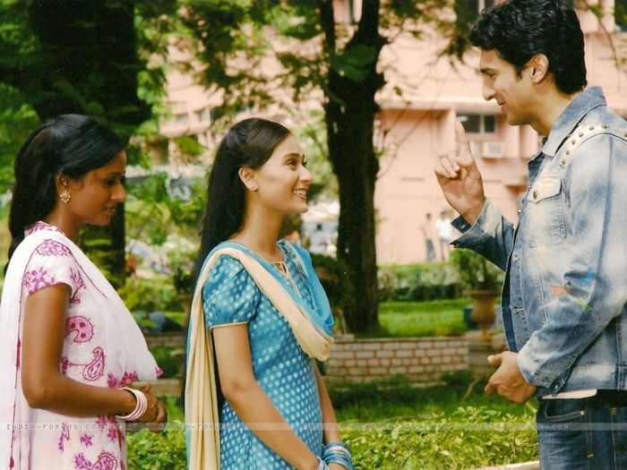 33345-ragini-and-sadhna-talking-to-their-friend