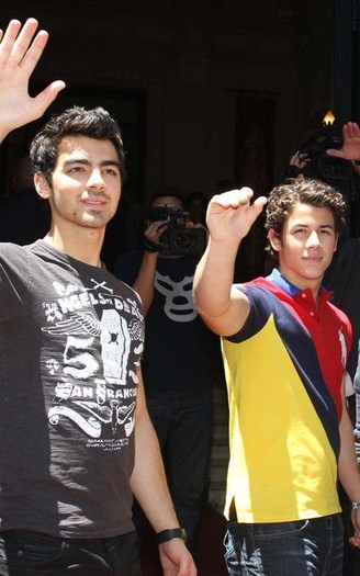 Jonas-Brothers-Buenos-Aires-Boys-nick-jonas-17016212-500-800