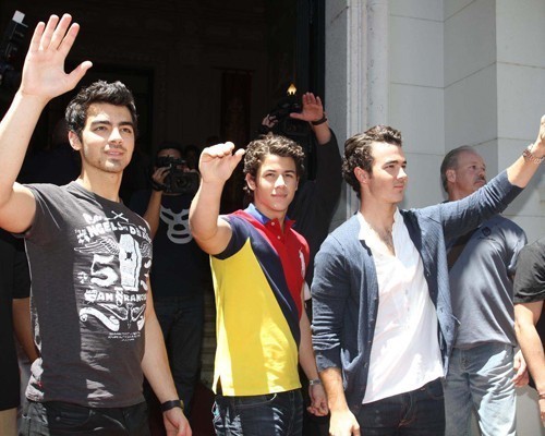 Jonas-Brothers-Buenos-Aires-Boys-nick-jonas-17016251-500-400