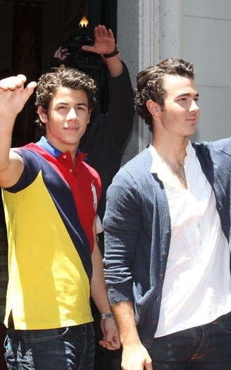 Jonas-Brothers-Buenos-Aires-Boys-nick-jonas-17016499-500-800