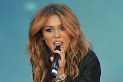 miley-cyrus-isi-perde-virginitatea-pe-marile-ecrane-galerie-foto - poze rare cu miley cyrus