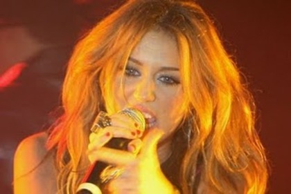 miley-cyrus-isi-perde-virginitatea-pe-marile-ecrane-galerie-foto_4 - poze rare cu miley cyrus