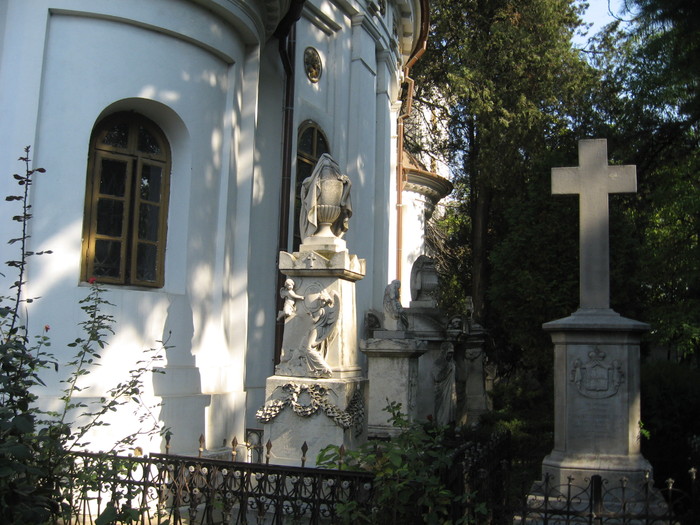 in curte morminte ale familiei Ghica adevarate opere de arta - Bucuresti 3 zona Colentina Plumbuita Tei
