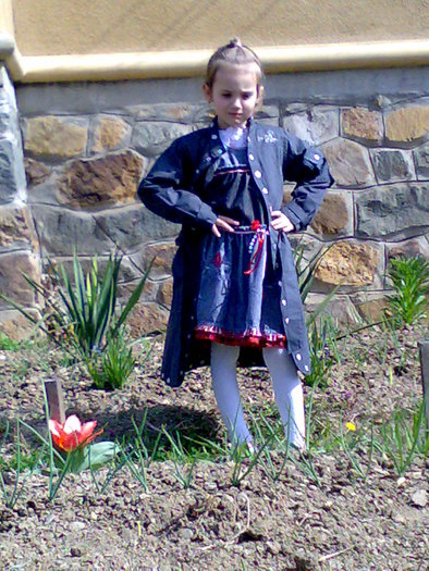 in  fata casei in gradinuta; :)
