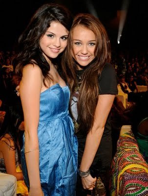 miley-cyrus-selena-gomez-teen-choice-awards-2008 - care sunt cele mai frumoase bune prietene