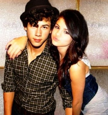 nick-jonas-y-selena-gomez - cele mai dragutze cupluri