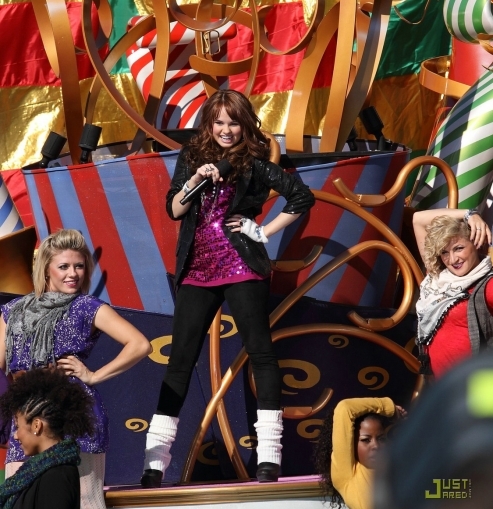 normal_DHQ_ChristmasPrade_28429 - The - 2010 - Disney - Parks - Christmas - Day - Parade