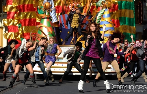 normal_DHQ_DebbyPuppyParade - The - 2010 - Disney - Parks - Christmas - Day - Parade