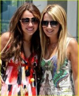 ai291882n1060346 - hannah montana