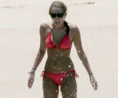 Miley-Cyrus-fuge-de-facultate---poze- - miley la plaja
