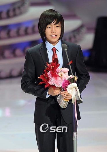 30565_1195931437165_1794857378_370078_4503760_n - a---lee hyun woo---a