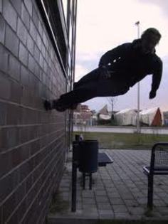 mers pe perete - parkour