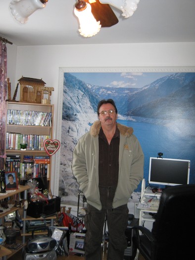 inapoi in birou langa computer