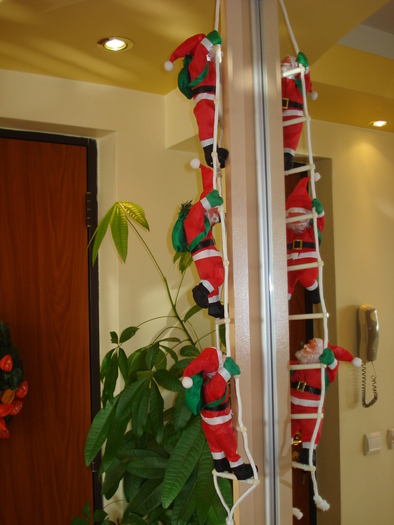 GREU LA DEAL CU MOSII MICI:)