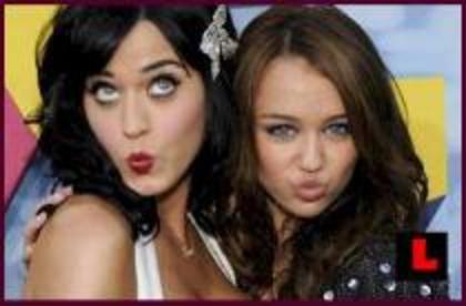 RXUWBMTLZIOIOBTWPMJ - miley cyrus and katy perry