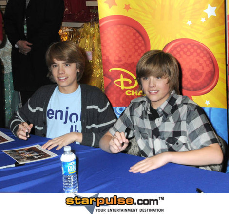 Cole Sprouse and Dylan Sprouse - Dylan si Cole Sprouse - poze cu Dylan si Cole Sprouse