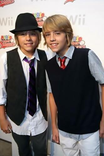 Dylan_Sprouse_1255595179_3 - dylan si cole sprouse si prietenii - poze cu Dylan si Cole Sprouse