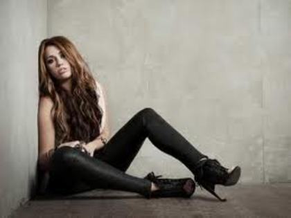 Miley poza speciala - 7-Miley Cyrus