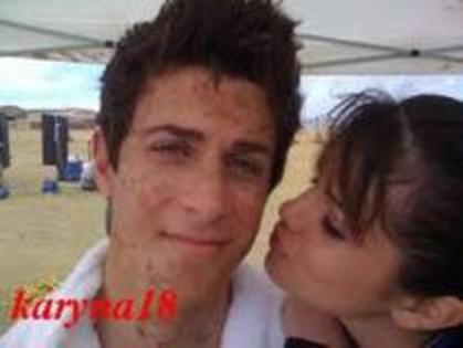 David Henrie - OoO-Selena kissing