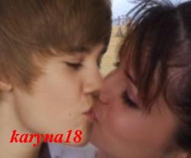 Justin Bieber - OoO-Selena kissing